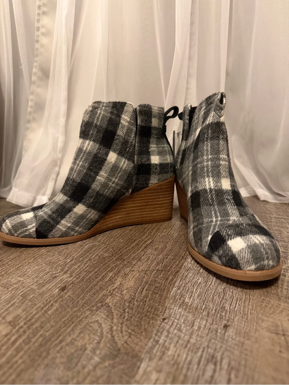 NWT TOMS Plaid Wedge Ankle Booties – Size 7